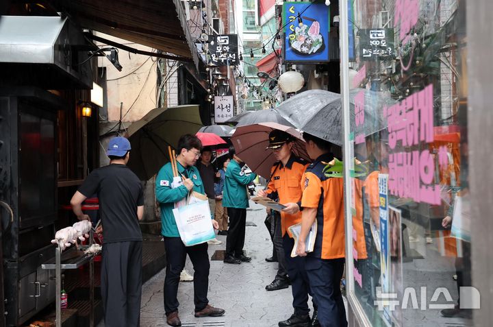 [부산=뉴시스] 하경민 기자 = 부산 부산진구청과 부산진소방서 직원들이 지난 22일 부산진구 서면 젊음의거리 일대에서 핼러윈 데이(10월31일)를 앞두고 인파밀집 사고를 예방하기 위한 안전점검을 하고 있다. 2024.10.22. yulnetphoto@newsis.com