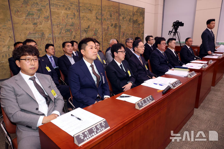 [서울=뉴시스] 조성봉 기자 = 홍기용 대한민국족구협회장이 22일 오후 서울 여의도 국회 문화체육관광위원회에서 열린 대한체육회, 서울올림픽기념국민체육진흥공단 등에 대한  국정감사에서 의원들의 질의에 답변하고 있다. 왼쪽부터 김민수 충북족구협회 사무국장, 김종민 대한킥복싱협회장, 이민규 대한사격연맹 차장, 김병철 대한체육회 스포츠공정위 위원장, 김택규 대한배드민턴 협회장, 민경국 스포츠 에이전시 대표, 장재근 진천선수촌 촌장, 홍 대한민국족구협회장.2024.10.22. suncho21@newsis.com