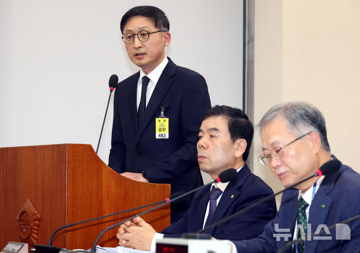 [서울=뉴시스] 조성봉 기자 = 윤태양 삼성전자 부사장이 지난달 22일 오후 서울 여의도 국회 환경노동위원회에서 열린 근로복지공단, 한국산업안전보건공단 등에 대한 국정감사에서 의원들의 질의에 답변하고 있다. 2024.10.22. suncho21@newsis.com