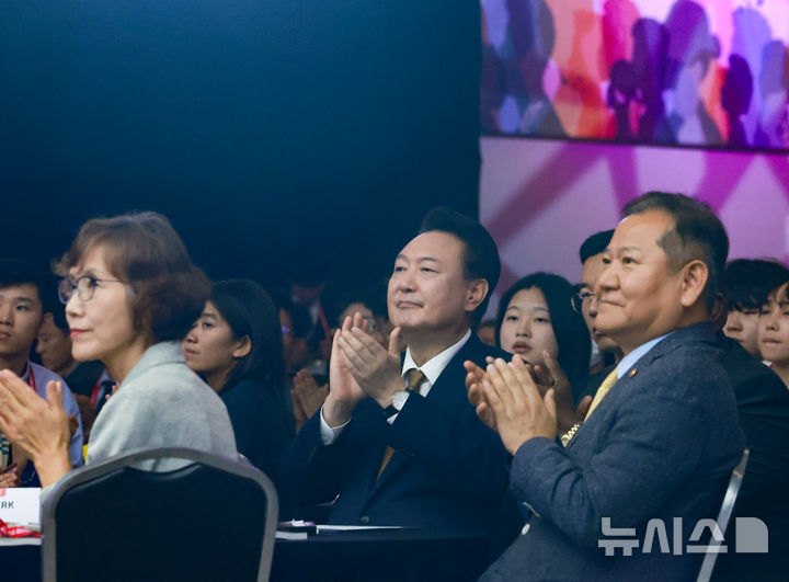 [부산=뉴시스] 최진석 기자 = 윤석열 대통령이 22일 부산항국제전시컨벤션센터(BPEX)에서 열린 '27회 IAVE 2024 부산세계자원봉사대회' 개회식에 박수치고 있다. 오른쪽은 이상민 행정안전부 장관. (대통령실통신사진기자단) 2024.10.22. myjs@newsis.com