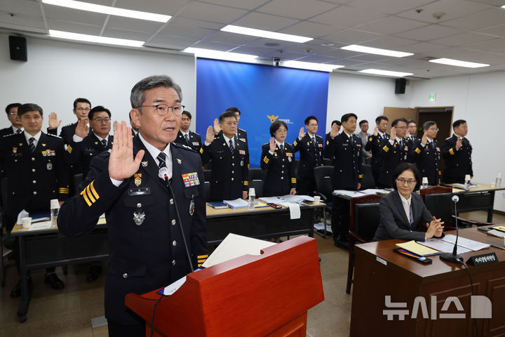 [광주=뉴시스] 변재훈 기자 = 박성주 광주경찰청장을 비롯한 청 지휘부가 22일 광주 광산구 광주경찰청 어등홀에서 열린 국회 행정안전위원회 국정감사에서 증인 선서를 하고 있다.  2024.10.22. wisdom21@newsis.com