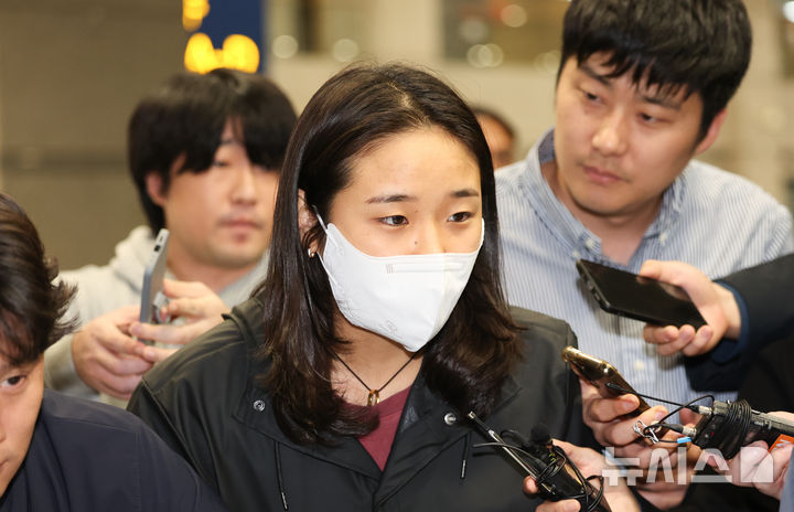 [인천공항=뉴시스] 김명년 기자 = 2024 파리올림픽 금메달리스트 안세영이 22일 오후 인천국제공항 제1여객터미널을 통해 귀국하고 있다. 안세영은 지난 15일부터 20일까지 덴마크에서 열린 세계배드민턴연맹(BWF) 월드투어 슈퍼 750 덴마크오픈 여자 단식에서 준우승을 차지해 세계 랭킹 1위를 탈환했다. 2024.10.22. kmn@newsis.com