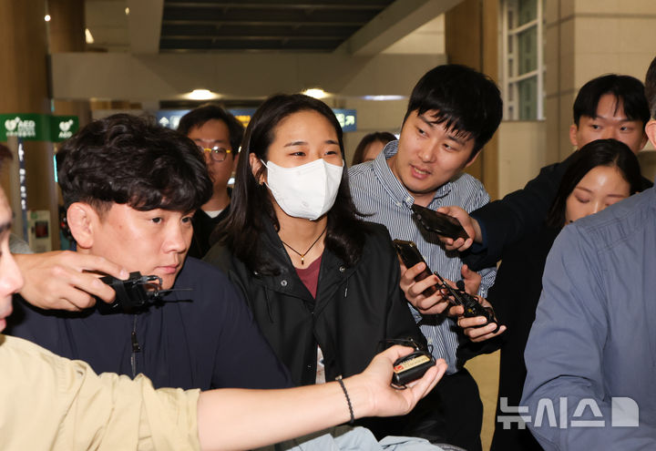 [인천공항=뉴시스] 김명년 기자 = 2024 파리올림픽 금메달리스트 안세영이 22일 오후 인천국제공항 제1여객터미널을 통해 귀국하고 있다. 안세영은 지난 15일부터 20일까지 덴마크에서 열린 세계배드민턴연맹(BWF) 월드투어 슈퍼 750 덴마크오픈 여자 단식에서 준우승을 차지해 세계 랭킹 1위를 탈환했다. 2024.10.22. kmn@newsis.com