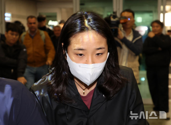 [인천공항=뉴시스] 김명년 기자 = 2024 파리올림픽 금메달리스트 안세영이 22일 오후 인천국제공항 제1여객터미널을 통해 귀국하고 있다. 안세영은 지난 15일부터 20일까지 덴마크에서 열린 세계배드민턴연맹(BWF) 월드투어 슈퍼 750 덴마크오픈 여자 단식에서 준우승을 차지해 세계 랭킹 1위를 탈환했다. 2024.10.22. kmn@newsis.com