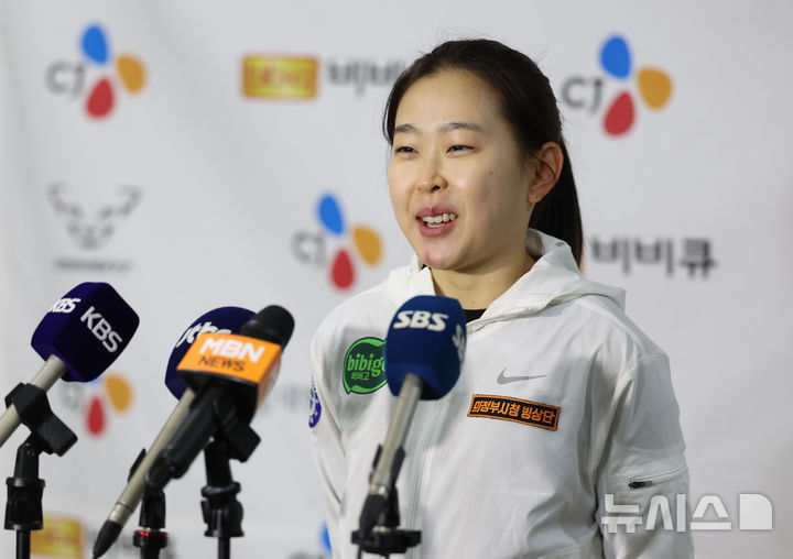 [서울=뉴시스] 황준선 기자 = 지난해 10월22일 오후 서울 노원구 태릉국제스케이트장에서 열린 제59회 전국남녀 종목별 스피드스케이팅 선수권대회 여자부 5000M 결승에서 전체 1위를 차지한 김민선이 취재진과 인터뷰 하고 있다. 2024.10.22. hwang@newsis.com