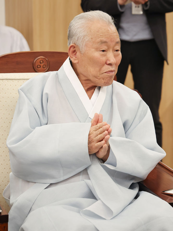 [서울=뉴시스] 김근수 기자 = 최종수 성균관장이 22일 오후 서울 종로구 한국불교역사문화기념관에서 열린 '의료계-종교지도자협의회 간담회'에서 발언하고 있다. (사진= 한국종교지도자협의회 제공) 2024.10.22. photo@newsis.com *재판매 및 DB 금지