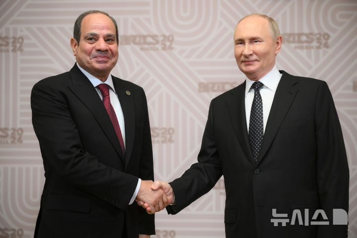 [카잔=AP/뉴시스] 러시아와 이집트가 미국의 가자 평화안과 전후 통치에 관한&nbsp;&nbsp;&nbsp; 미국의 안보리 결의안 초안이 상정되자 이에 대해 16일 외무장관들의 전화회담을 가졌다. 사진은&nbsp; 푸틴 러시아 대통령(오른쪽)과&nbsp; 이집트 엘시시대통령이 지난해&nbsp; 10월 러시아&nbsp; 브릭스(BRICS) 정상회의에서 만나 악수하는 장면. 2025.11.17.