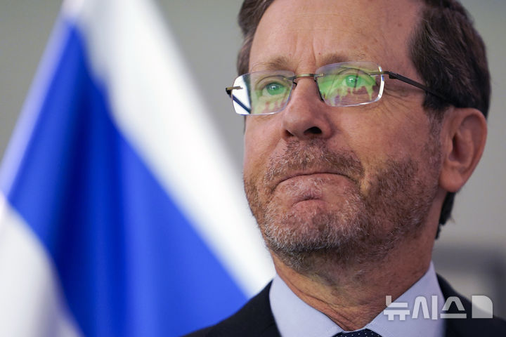 [텔아비브=AP/뉴시스]이츠하크 헤르초그 이스라엘 대통령이 2024년 10월22일 텔아비브에서 토니 블링컨 당시 미국 국무장관을 만나던 모습. 2025.09.11.