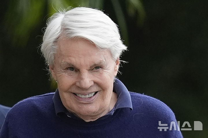 [웨스트팜비치(플로리다주)=AP/뉴시스]미국 의류업체 애버크롬비앤피치(Abercrombie & Fitch·애버크롬비)의 전 최고경영자(CEO)인 마이크 제프리스가 22일(현지시각) 미 플로리다주 웨스트팜비치에 있는 법원에서 심리를 마치고 떠나는 모습. 2024.10.23