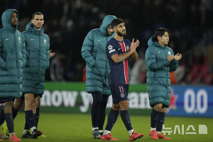 [파리=AP/뉴시스] 파리 생제르맹(PSG)의 이강인(오른쪽)이 22일(현지시각) 프랑스 파리의 파르크 데 프랭스에서 열린 2024-25 유럽축구연맹(UEFA) 챔피언스리그(UCL) 리그 페이즈 3차전 PSV 에인트호번(네덜란드)과 경기를 무승부로 마친 후 동료들과 함께 팬들에게 인사하고 있다. 이강인은 68분을 뛰었고 팀은 1-1 무승부를 기록했다. 2024.10.23.