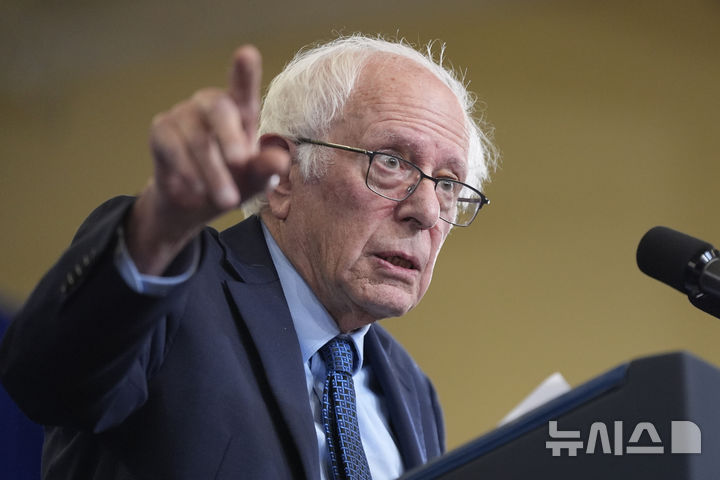 트럼프 "美 경제 최고" 자화자찬…샌더스 "미쳤거나 병적 거짓말"