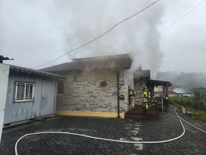 [보령=뉴시스] 지난 22일 낮 12시17분께 보령시 주교면의 한 주택에서 불이 나 연기가 피어오르고 있는 가운데 출동한 소방대원들이 진압에 나서고 있다. (사진=보령소방서 제공) 2024.10.23. *재판매 및 DB 금지