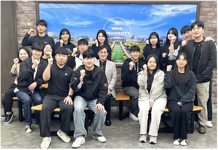 [인천=뉴시스] 김동영 기자 = 백성현 인하대 화학 화학공학 융합학과 교수가 이끄는 에너지환경기술연구실 연구팀이 단체 기념촬영을 하고 있다. (사진=인하대 제공) 2024.10.23. photo@newsis.com *재판매 및 DB 금지