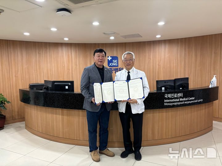 [부천=뉴시스] 정일형 기자 = 권수호 부천문화원 원장(왼쪽)과 부천세종병원 이명묵 병원장. (사진은 부천문화원 제공)