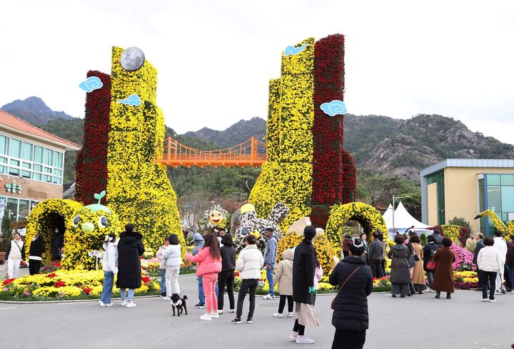 [영암=뉴시스]2023 월출산 국화축제. *재판매 및 DB 금지