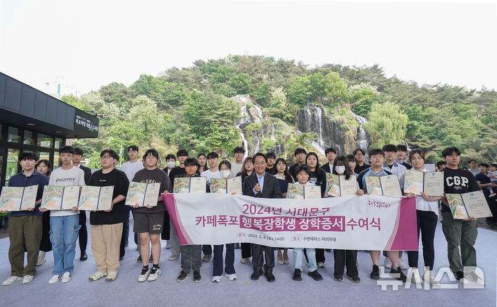 [서울=뉴시스]서울 서대문구는 고가 밑 낙후된 공간인 주차장과 창고를 정비해 폭포를 감상할 수 있는 카페로 재탄생시킨 지 1년 반만에 총 140만명의 방문객이 다녀갔다고 23일 밝혔다. (사진=서대문구 제공). 2024.10.23. photo@newsis.com  