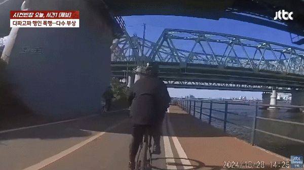 [서울=뉴시스] 한강에서 자전거를 타던 50대 남성이 일면식 없는 20대 남성에게 느닷없이 '날아차기' 폭행을 당하는 사건이 발생했다. 요리사로 일하는 피해자는 최대 1년 동안 팔을 움직일 수 없는 부상을 입어 직장을 잃을 위기에 처한 것으로 알려졌다. (사진=JTBC '사건반장') *재판매 및 DB 금지 *재판매 및 DB 금지