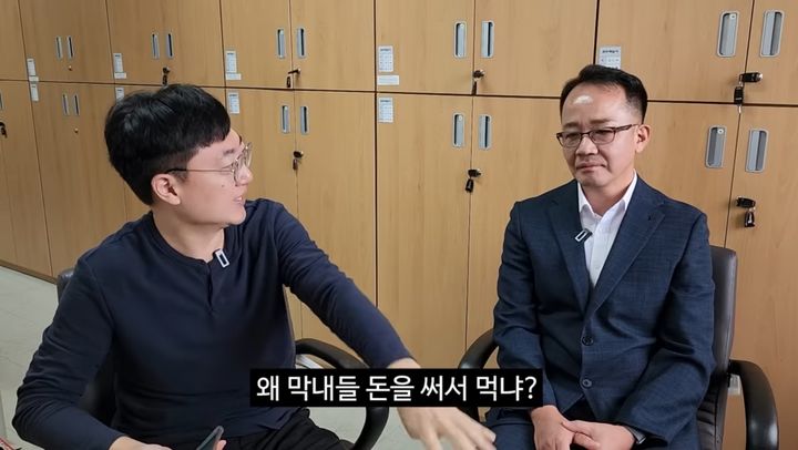 [서울=뉴시스] 지난 22일 유튜브 채널 '충주시'에는 '과장님에게 과장님 모시는 날을 묻다'라는 제목의 영상이 올라왔다 (사진= 유튜브 채널 '충주시' 캡처 ) 2024.10.23. photo@newsis.com *재판매 및 DB 금지