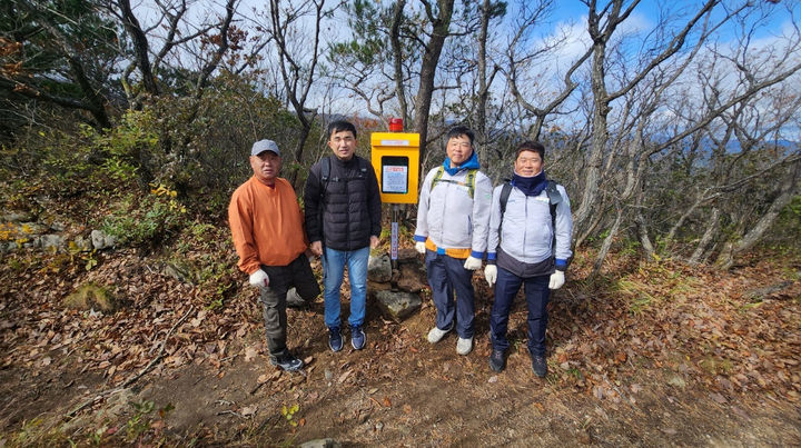 [강릉=뉴시스] 한국남동발전(주) 영동에코발전본부가 23일 대공산성, 모산봉 등 강릉시 주요 등산로에 119구급함을 설치한 후 기념사진을 찍고 있다. (사진=영동에코발전본부 제공) *재판매 및 DB 금지