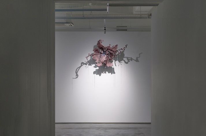 우한나 (Woo Hannah) Bleeding_Cocoa Fabric, thread, cotton, silicone, steel pipe, wire 120 x 127 x 75 cm 2024  *재판매 및 DB 금지