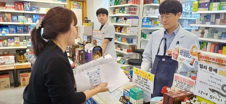 [밀양=뉴시스] 안지율 기자 = 치매 안심 약국 가맹점에 약 봉투를 전달하고 있다. (사진=밀양시 제공) 2024.10.23. photo@newsis.com *재판매 및 DB 금지