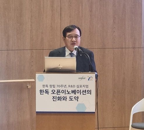 [서울=뉴시스] 한독 김영진 대표이사가 23일 서울 한독퓨처콤플레스에서 열린 한독 창립 70주년 R&D 심포지엄에서 발표했다.  2024.10.23. photo@newsis.com *재판매 및 DB 금지