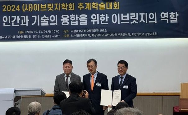 [진주=뉴시스]한국승강기안전공단 박종철 교육홍보이사(오른쪽)가 디지털혁신에 기여한 공로로 디지털플랫폼정부위원장 표창을 수상한 후 기념촬영을 하고 있다. *재판매 및 DB 금지