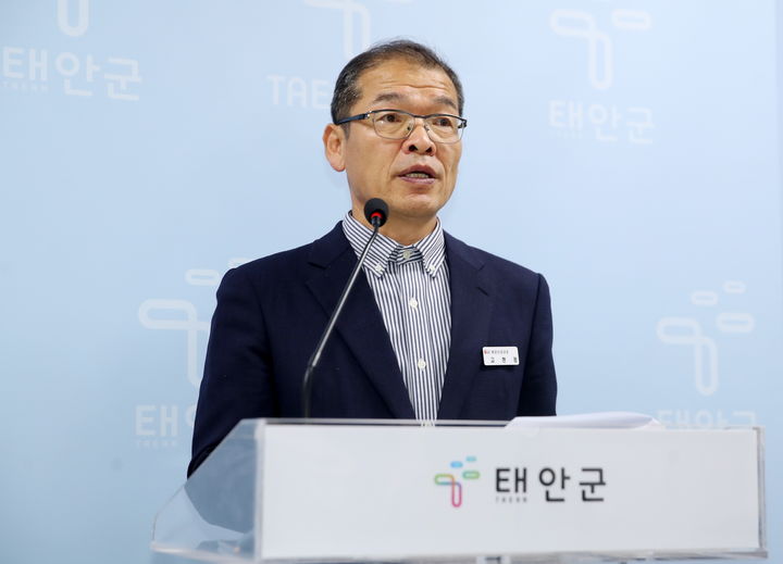 [태안=뉴시스] 23일 충남 태안군청 브리핑룸에서 고현정 해양수산과장이 정례브리핑을 갖고 있다. (사진=태안군 제공) 2024.10.23. *재판매 및 DB 금지