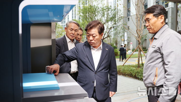 [광명=뉴시스] 박승원 광명시장(사진 가운데)이 22일 광명제10R구역 재개발정비사업 호반써밋그랜드에비뉴 아파트 단지 내 시설을 점검하고 있다.(사진=광명시 제공)2024.10.23.photo@newsis.com