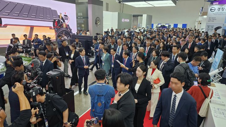 [부산=뉴시스] 대구 엑스코에서 열리고 있는 2024 미래혁신기술박람회 금양 부스에 많은 참관객들이 둘러보고 있다. (사진=금양 제공) 2024.10.23. photo@newsis.com *재판매 및 DB 금지