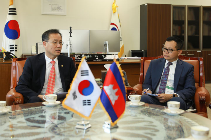 [대전=뉴시스] 이형일 통계청장이 23일 창 바나리스 캄보디아 차관과 대화하고 있다. (사진 = 통계청 제공). 2024.10.23.  *재판매 및 DB 금지