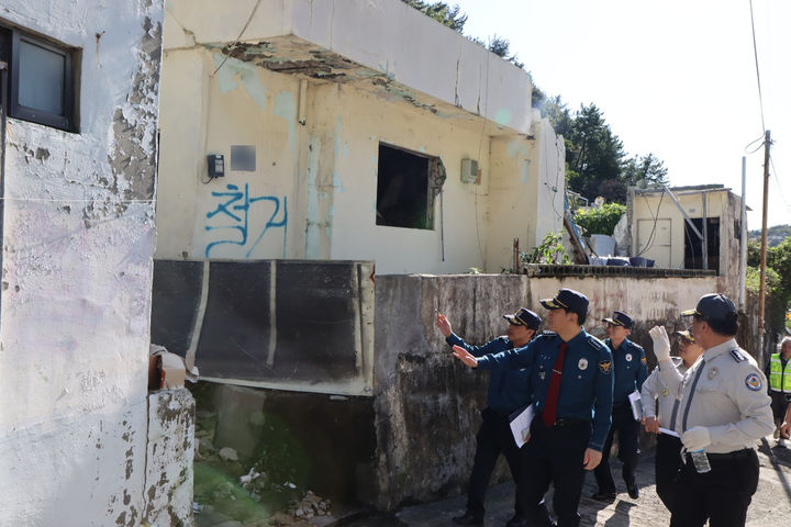 [부산=뉴시스] 부산 남부경찰서는 23일 오후 남구 문현동 빈집밀집지역에 드론을 활용해 대대적인 순찰활동을 진행했다고 밝혔다. (사진=부산 남부경찰서 제공) *재판매 및 DB 금지