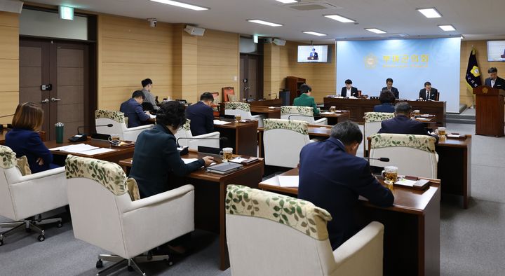 [부여=뉴시스]조명휘 기자 = 충남 부여군의회 탄소중립특별위원회가 23일 본회의장에서 탄소중립 관련 업무보고를 청취하고 있다. (사진= 부여군의회 제공) 2024.10.23. photo@newsis.com *재판매 및 DB 금지