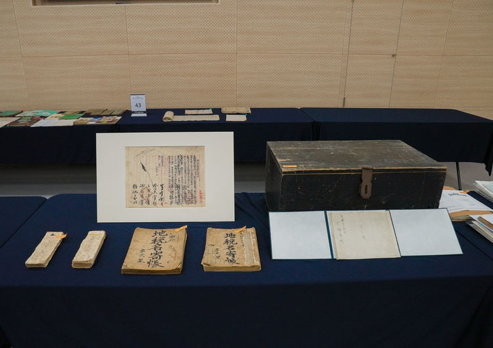 [거제=뉴시스] 신정철 기자= 거제시가 ‘거제 그때를 아십니까’라는 주제로 진행한 ‘거제시 민간기록물 수집 공모전’ 수상자 29명을 23일 선정했다. 이날 대상에는 조선후기부터 1990년대까지 다대마을 모습이 담겨있는 기록물을 공모한 윤길정씨가 선정됐다.사진은 수상 작품 모습.(사진=거제시 제공).2024.10.23. photo@newsis.com *재판매 및 DB 금지