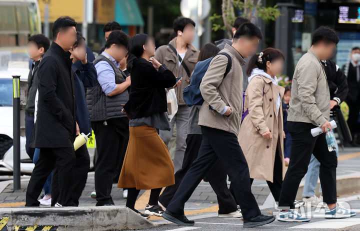 [서울=뉴시스] 이영환 기자 = 절기상 서리가 내린다는 상강(霜降)인 지난달 23일 오전 서울 종로구 광화문네거리에서 외투를 입은 시민들이 걸어가고 있다. 2024.10.23. 20hwan@newsis.com