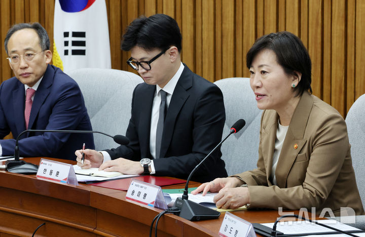 [서울=뉴시스] 조성우 기자 = 송미령(오른쪽) 농림축산식품부 장관이 23일 오전 서울 여의도 국회에서 열린 김장재료 수급 안정방안 민당정 협의회에서 발언하고 있다. 왼쪽부터 추경호 원내대표, 한동훈 대표, 송 장관. 2024.10.23. xconfind@newsis.com