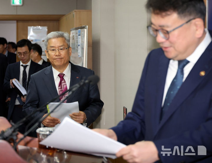 [세종=뉴시스] 강종민 기자 = 최남호 산업통상자원부 2차관과 김동철 한국전력 사장이 23일 세종시 정부세종청사에서 전기요금 조정방안 발표를 위해 단상에 오르고 있다. 2024.10.23. ppkjm@newsis.com