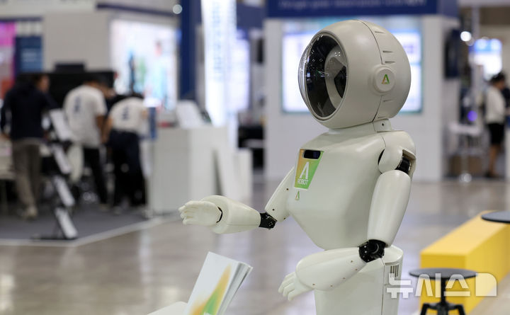 [고양=뉴시스] 김선웅 기자 = 2024 로보월드 참가 업체 부스에서 휴머노이드 로봇이 전시돼 있다. 2024.10.23. mangusta@newsis.com