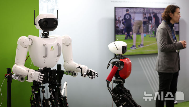 [고양=뉴시스] 김선웅 기자 = 23일 경기 고양시 킨텍스에서 열린 국내 최대 로봇전시회 2024 로보월드 참가 업체 부스에서 휴머노이드 로봇이 전시돼있다. 2024.10.23. mangusta@newsis.com