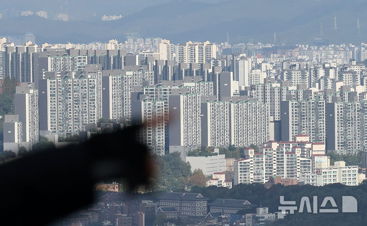 [서울=뉴시스] 김명년 기자 = 사진은 지난 23일 오후 서울 남산에서 바라본 서울 시내. 2024.10.23. kmn@newsis.com