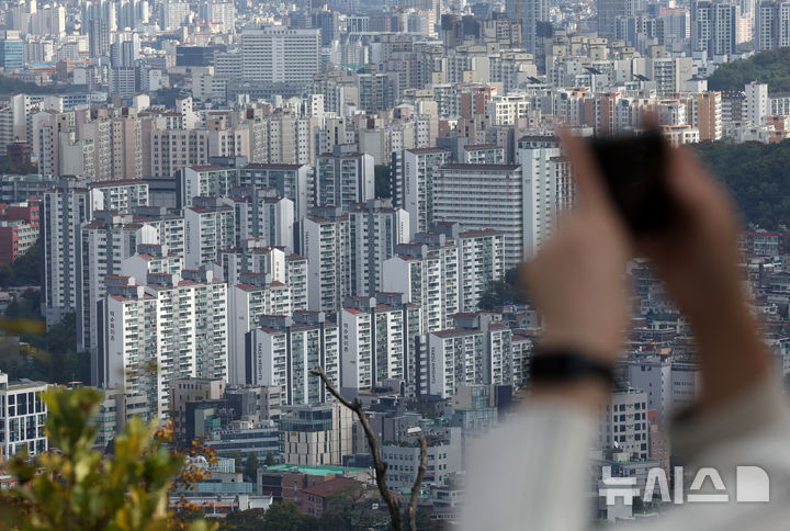 [서울=뉴시스] 김명년 기자 = 서울 남산에서 바라본 서울 시내. 2024.10.23. kmn@newsis.com