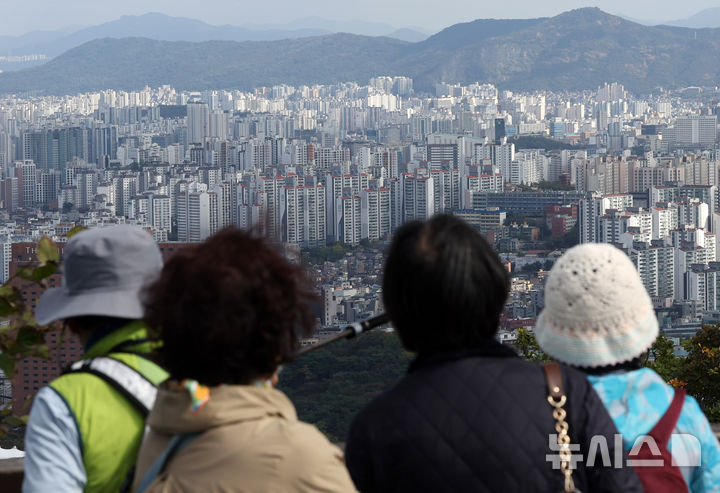 [서울=뉴시스] 김명년 기자 = 소비자들의 집값 상승 전망이 9개월 만에 하락했다. 정부의 가계대출 관리 강화에 따른 아파트 매매 거래 감소와 매매 가격 상승세 둔화 영향이다. 23일 한국은행이 발표한 '10월 소비자동향조사'에 따르면 주택가격전망CSI는 116으로 전달(119)보다 3포인트 떨어졌다. 하락 이후 9개월 만에 내림세다. 사진은 23일 오후 서울 남산에서 바라본 서울 시내. 2024.10.23. kmn@newsis.com