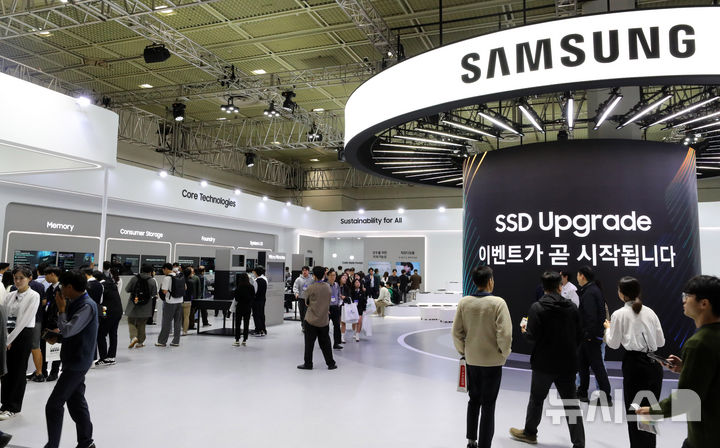 [서울=뉴시스] 김혜진 기자 = 서울 강남구 코엑스에서 열린 제26회 반도체대전(SEDEX 2024)에서 관람객들이 부스를 둘러보고 있다. 2024.10.23. jini@newsis.com