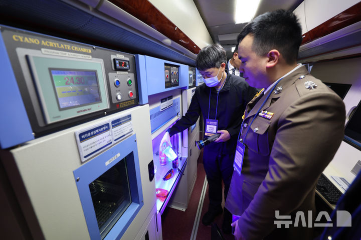 [인천=뉴시스] 전진환 기자 = 23일 오전 인천 연수구 송도컨벤시아에서 열린 2024 국제치안산업대전에서 과학수사대 관계자가 외국 경찰 관람객에게 이동식현장증거분석실에 대해 설명하고 있다. 2024.10.23. amin2@newsis.com