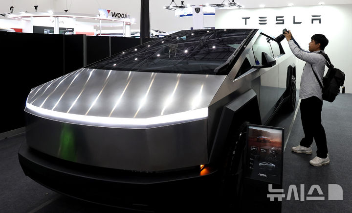 [대구=뉴시스] 이무열 기자 = 23일 대구 북구 엑스코에서 열린 ‘2024 미래혁신기술박람회(FIX 2024)’을 찾은 한 관람객이 국내 미출시된 테슬라 사이버트럭을 살펴보고 있다. 2024.10.23. lmy@newsis.com