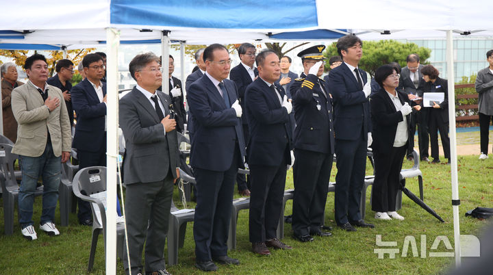 [영광=뉴시스] 22일 영광 우산근린공원 내 한국전쟁 전·후 민간인 희생자 위령탑에서 장세일 영광군수(앞줄 왼쪽 첫 번째), 이개호 국회의원, 김강헌 영광군의회 의장, 유족회 관계자 등 130여 명이 참석한 가운데 합동위령제가 거행되고 있다. (사진=영광군 제공) photo@newsis.com *재판매 및 DB 금지