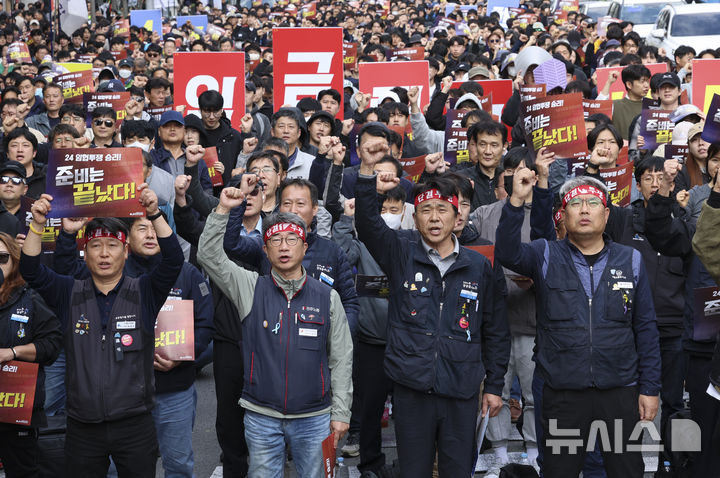 [서울=뉴시스] 김근수 기자 = 전국철도노동조합 조합원들이 23일 오후 서울 중구 서울역 인근에서 열린 철도노조 총력결의대회에서 구호를 외치고 있다. 2024.10.23. ks@newsis.com