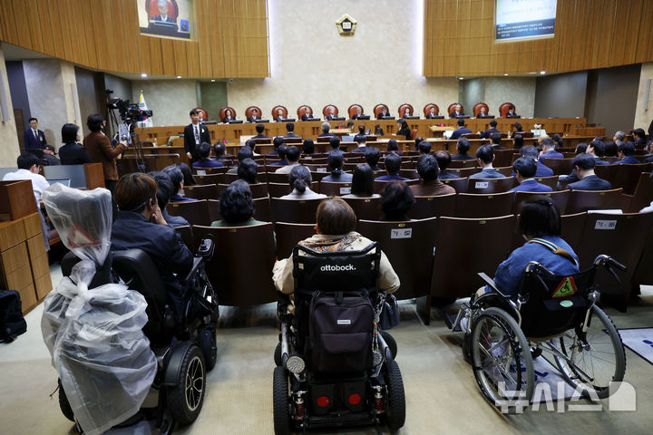 [서울=뉴시스] 홍효식 기자 = 지난해 10월 서울 서초구 대법원에서 열린 장애인 접근권 국가배상 사건 관련 전원합의체 공개변론에서 장애인들이 참석해 있다. 2024.10.23. yesphoto@newsis.com