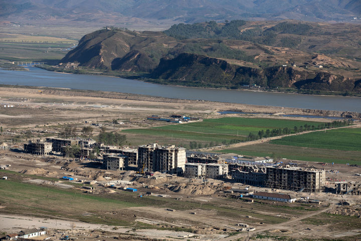 [서울=뉴시스] 박진희 기자 = 북한과 중국을 연결하는 강에서 지난 4월 중순부터 북한 일반 시민들이 유람선을 타고 중국 관광에 나선 모습이 늘어났다고 24일 일본 니혼게이자이신문(닛케이)이 보도했다. 사진은 지난해 10월 21일 중국 단둥 호산장성에서 바라본 압록강 하류 수해지역인 평안북도 의주군 어적도에 살림집(주택) 복구 건설 현장 모습이 보이고 있는 모습. (사진=독자 제공) 2025.06.24. photo@newsis.com *재판매 및 DB 금지