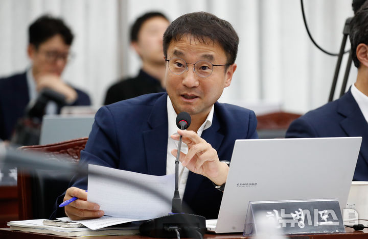 [제주=뉴시스] 우장호 기자 = 한병도 더불어민주당 의원이 23일 오전 제주도청 탐라홀에서 열린 국회 행정안전위원회의 제주도 국정감사에서 질의하고 있다. 2024.10.23. woo1223@newsis.com